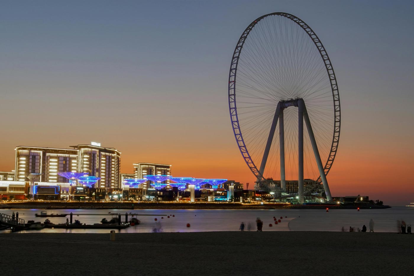 Night views of the world's largest ferris wheel, Dubai